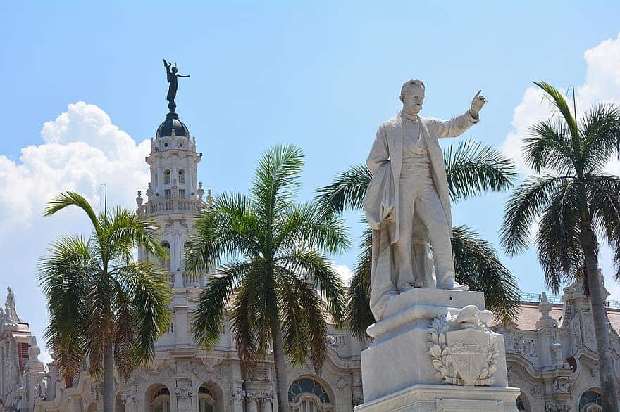 Estatua de José Marti en el Parque Central de La Habana
