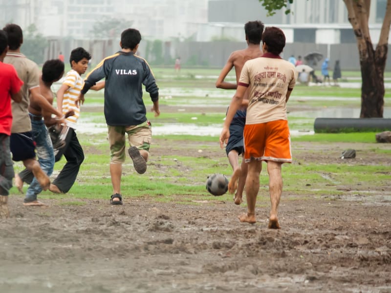 Jóvenes jugando fútbol