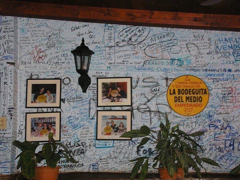 Las paredes de la Bodeguita del Medio están llenas de las firmas de sus visitantes