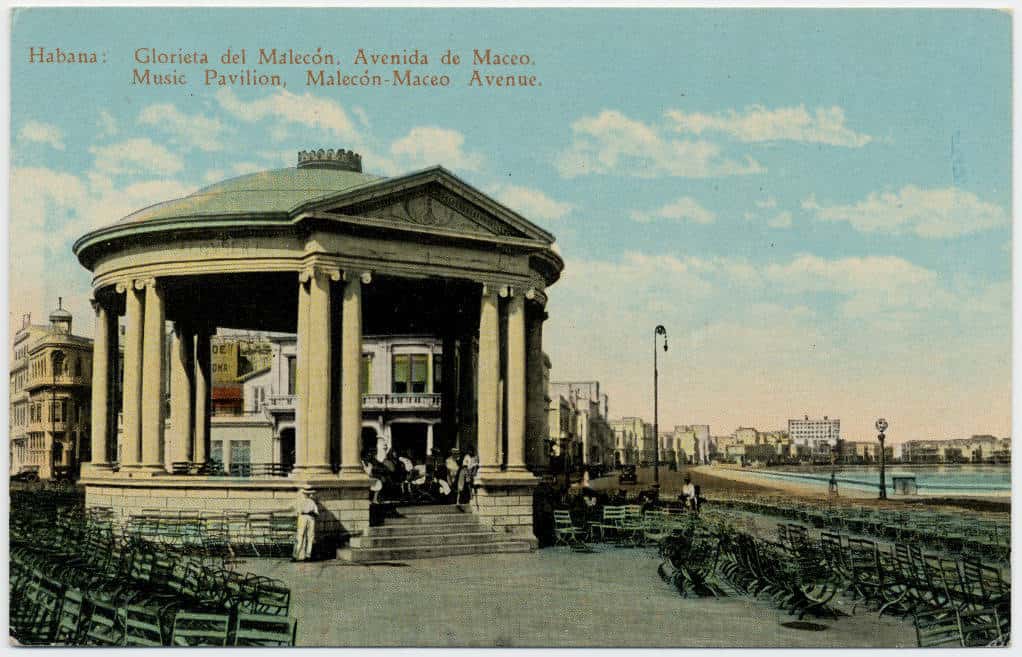 Antigua postal con una imagen del Malecón Habanero