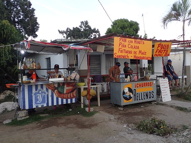 Ventas de comida en playa Larga