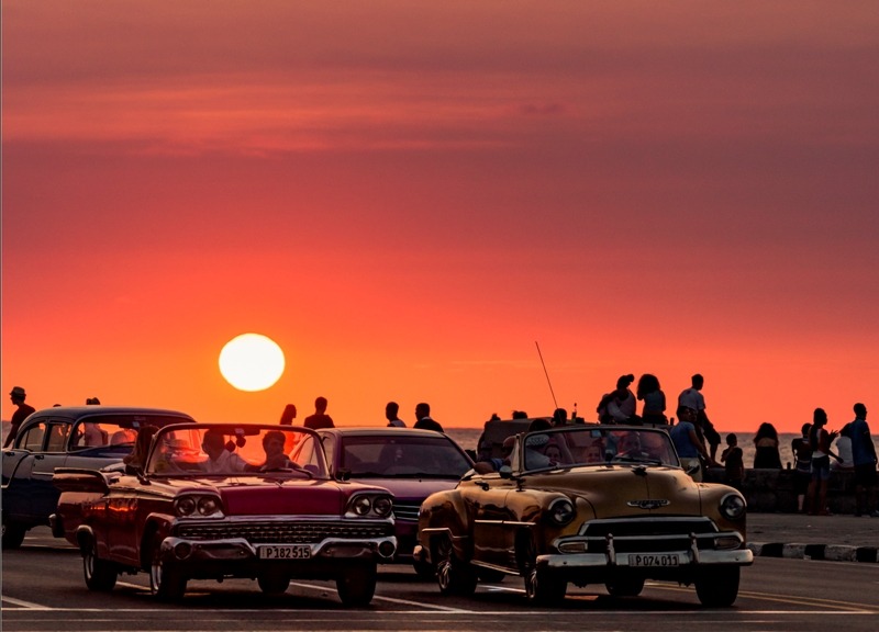 Una de las cosas que puedes hacer es venir al Malecón a disfrutar del atardecer