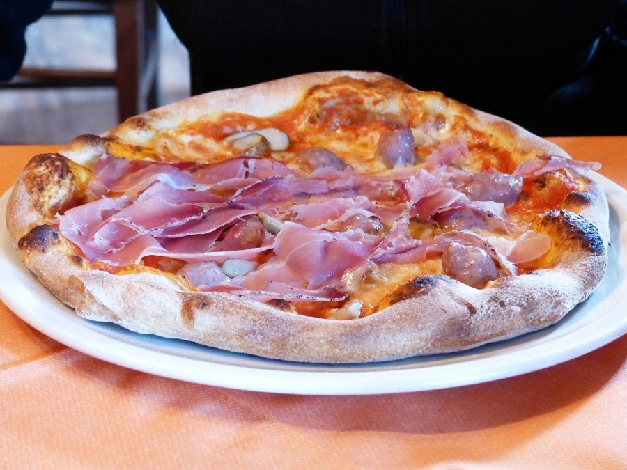 La salsa es más dulce y se usan dos tipos de queso