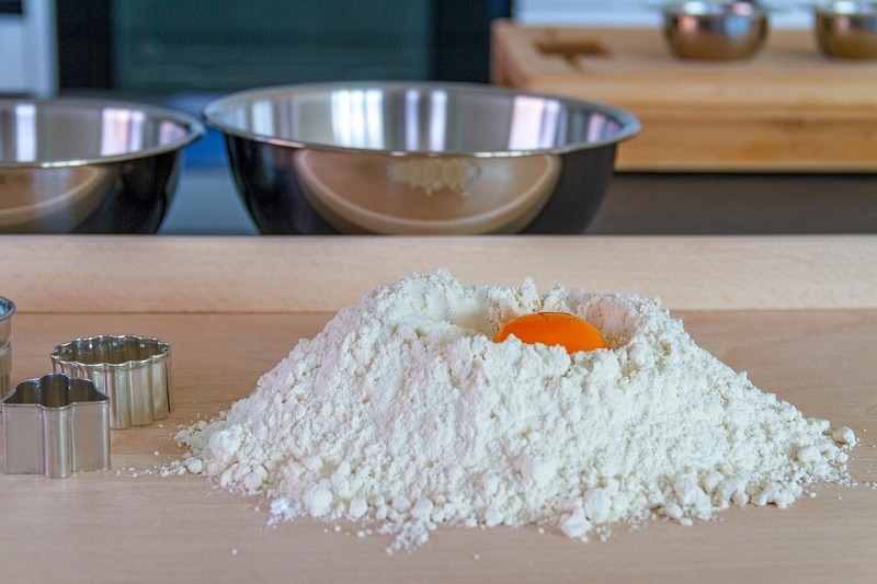 Se prepara una masa muerta mezclando todos los ingredientes