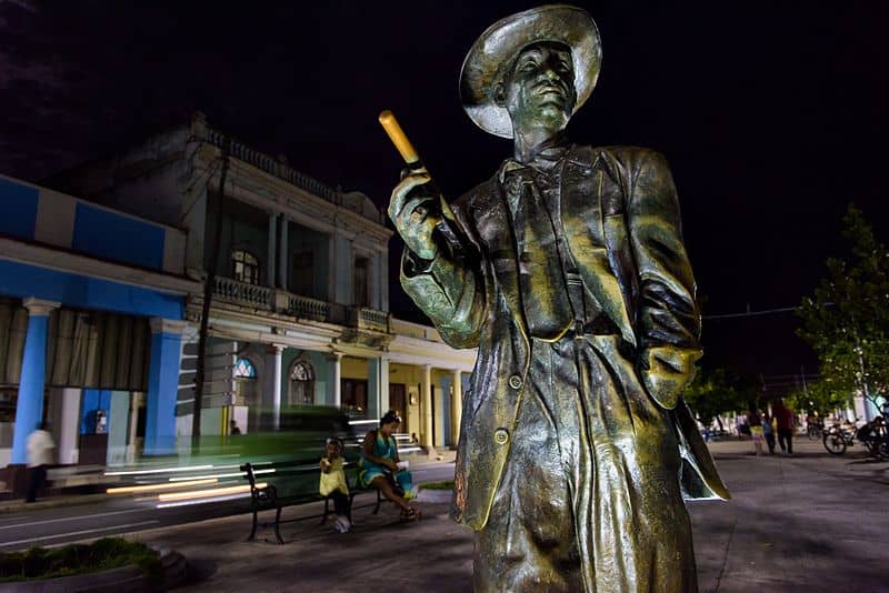 Escultura de Benny Moré en Cienfuegos