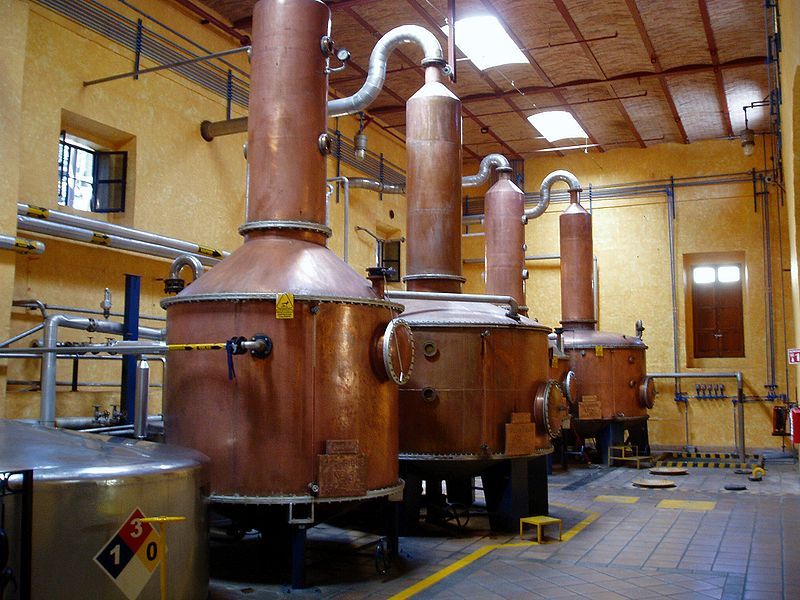 Destilería de ron cubano