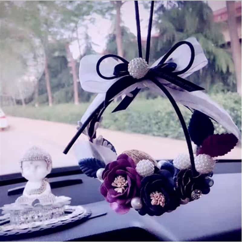 Objetos colgados en autos de los cubanos