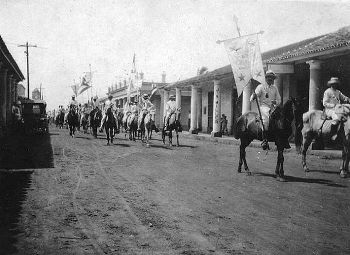 Los pineros desfilan por la calle José Martí durante la República