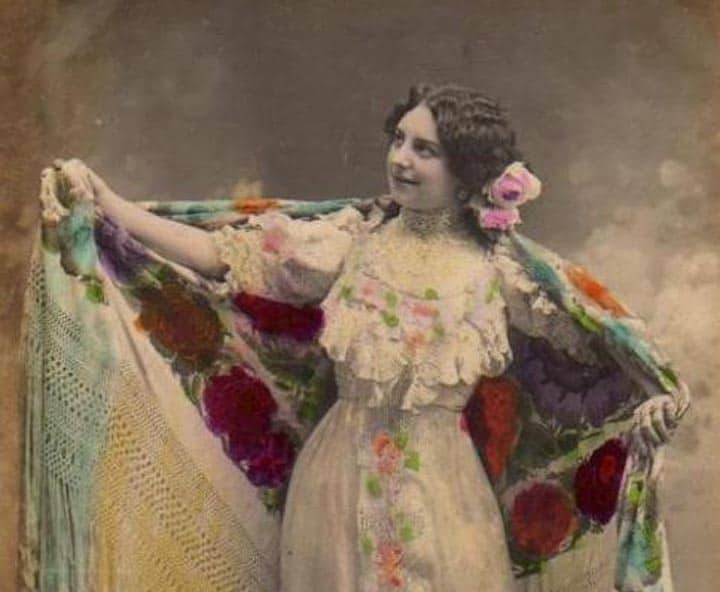 Considerada como una de las mujeres más deseadas de su tiempo, la imagen de Chelito fue reproducida hasta el cansancio en postales y revistas