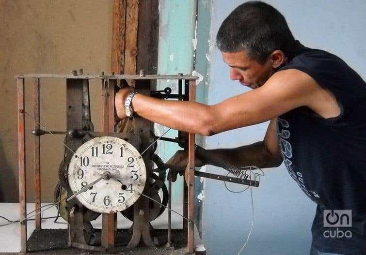 Julio César, el cubano que arregla los relojes gigantes