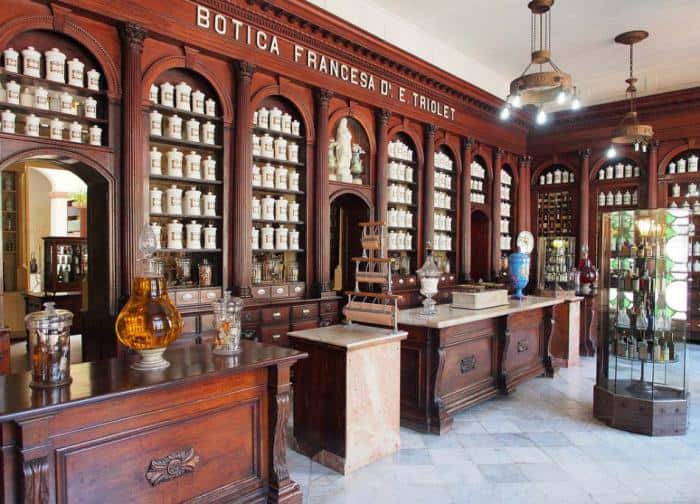 Antigua botica francesa en Cuba