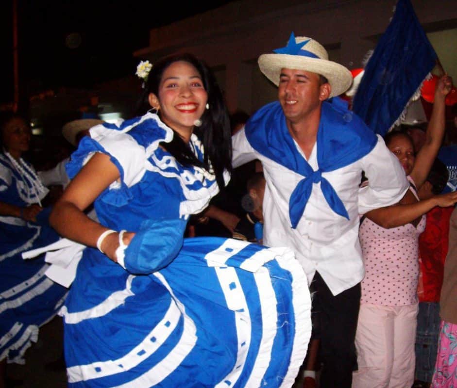 Tradidiones cubanas Fiesta de los Bandos Rojo y Azul