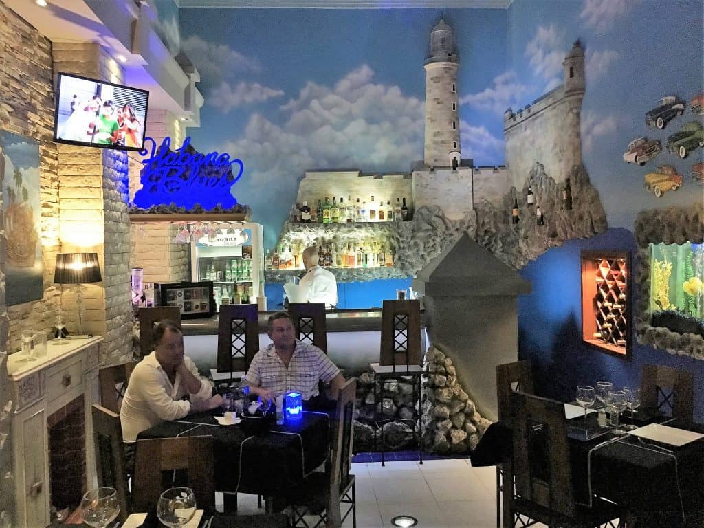Habana Blues, el curioso restaurante habanero donde serás atendido por