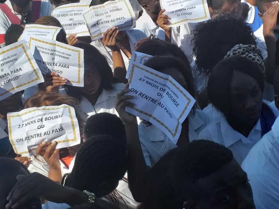 Carteles durante la protesta de estudiantes congoleños