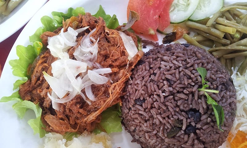 Moros y cristianos con ropa vieja