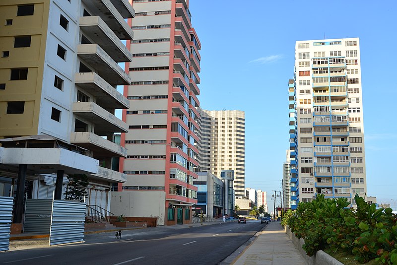 Modernos edificios en El Vedado