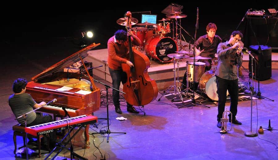 La Habana, 13 ene (EFE).- El Festival Internacional Jazz Plaza abrirá este martes en La Habana su edición 35 con la participación de músicos invitados de unos veinte países, incluidas tres bandas que llegarán desde Nueva Orleans, la legendaria cuna de este género musical en Estados Unidos. La cita anual más importante del jazz en Cuba tendrá como principal escenario el Teatro Nacional y en su cartel inicial se presentarán Bobby Carcassés -uno de sus fundadores- junto al joven cantante y compositor Erick Iglesias, conocido artísticamente como "Cimafunk", una de las revelaciones de la música fusión de la isla. Los organizadores del Festival han anunciado que se unirán al showman Carcassés -Premio Nacional de Música 2012- y a Cimafunk las bandas estadounidenses The Soul Rebels, Big Chief Monk Boudreaux y Tank and The Bangas. El evento jazzístico rendirá homenaje a músicos cubanos como los desaparecidos Juan Formell y Félix Chapotín, así como al grupo Irakere, con un programa de presentaciones hasta el 19 de enero en diversos espacios de La Habana y la ciudad oriental de Santiago de Cuba. El Jazz Plaza contará en esta edición con artistas procedentes de España, Holanda, Martinica, Austria, Alemania, Suecia, Noruega, Puerto Rico, México, Venezuela, Chile, Argentina, Australia, Canadá, Brasil y Colombia. Entre ellos figuran músicos estadounidenses como el guitarrista Stanley Jordan, el saxofonista David Liebman, el compositor Ned Sublette, y el director ejecutivo de la Fundación Short Trombone, Bill Taylor, Miguel Zenón y Eddy Gómez, de Puerto Rico, la española Andrea Motis, Line Cruse (Holanda) y Lichel Alabo (Martinica). El Festival también acogerá desde el próximo miércoles 15 y hasta el día 18 el coloquio "Leonardo Acosta in memoriam", en la reconocida Fábrica de Arte Cubano (FAC). Allí se reunirán investigadores y musicólogos de 13 naciones para desarrollar cases magistrales, charlas ilustradas, conferencias, presentaciones de discos, audiovisuales y varios paneles. En ese programa estará incluida la charla ilustrada "La tradición de Mardis Gras y la conexión Cuba-New Orleans", que ofrecerán los estadounidenses Monk Boudreaux, Big Chief y el compositor y productos discográfico Ned Sublette. El pianista cubano Roberto Fonseca, junto a otros instrumentistas serán los encargados del espectáculo de cierre del Jazz Plaza que estará dedicado a festejar el 90 cumpleaños de la famosa cantante Omara Portuondo, la diva del Buena Vista Social Club.