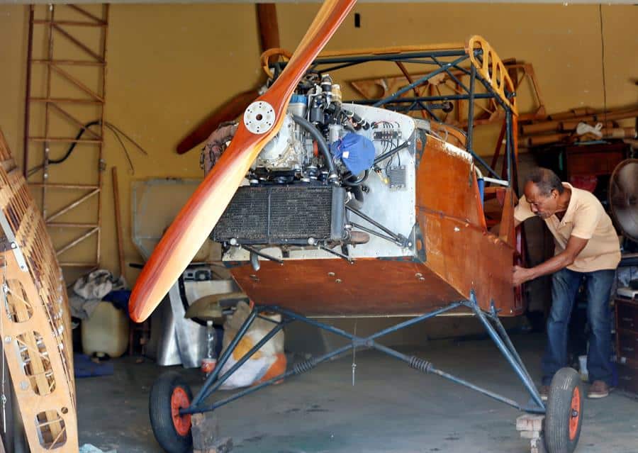 Ingeniero cubano construye un avión en su garaje