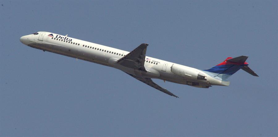 Llega a Miami avión con estadounidenses repatriados desde Cuba