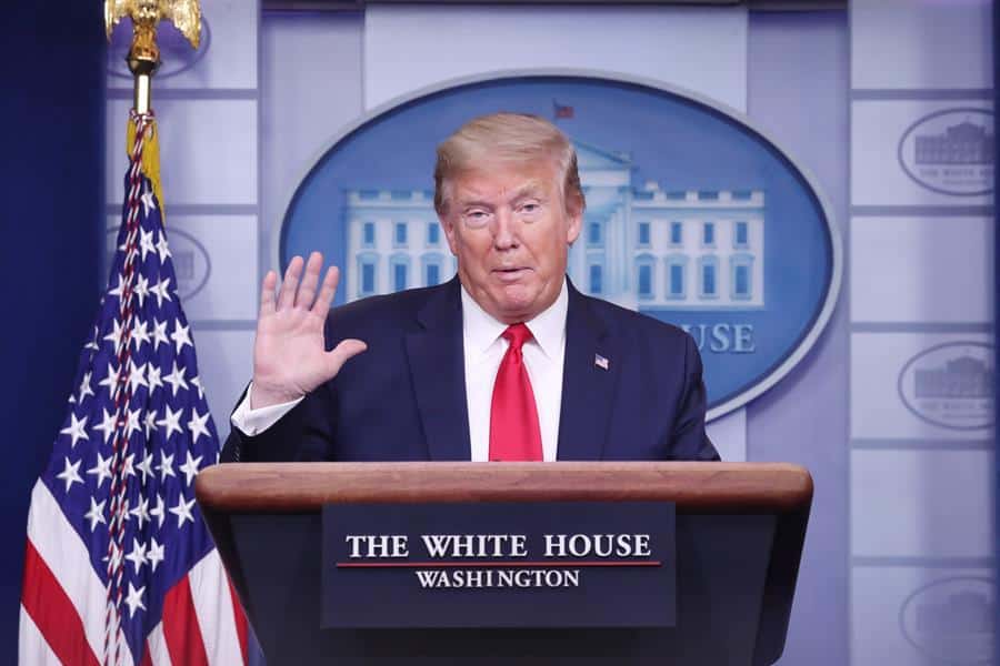 Trump firma una suspensión parcial de la inmigración a EE.UU.