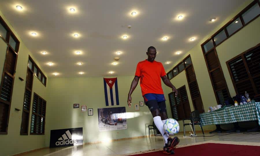 El cubano Erick Hernández prepara nueva marca de dominio del balón