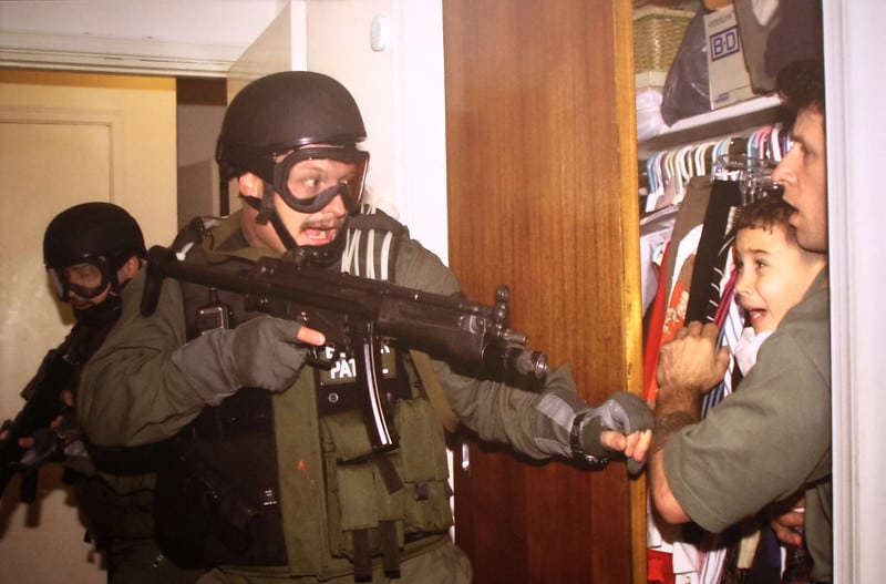 El momento del rescate de Elián González antes de su regreso a Cuba