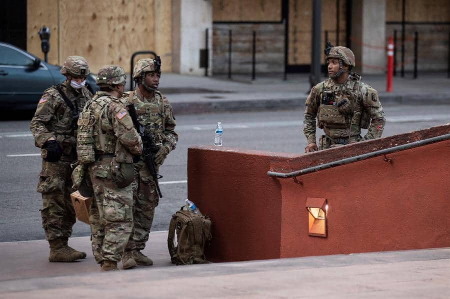 Miembros de la Guardia Nacional en Pershing Square luego de violentas protestas por la muerte de George Floyd