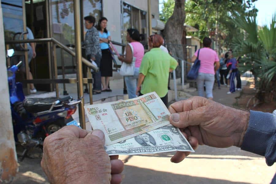 Cuba elimina el gravamen del 10 % al dólar