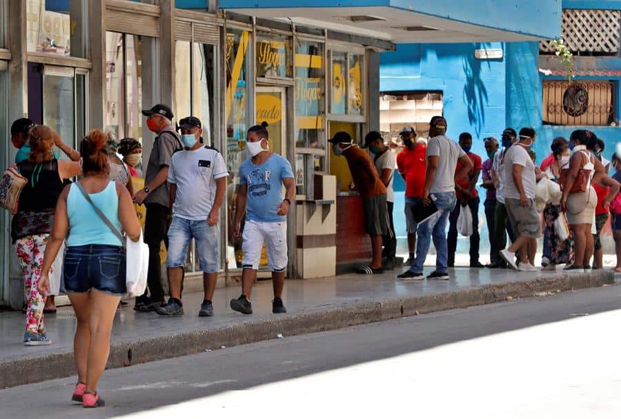 Fila para comprar en una cafetería en La Habana