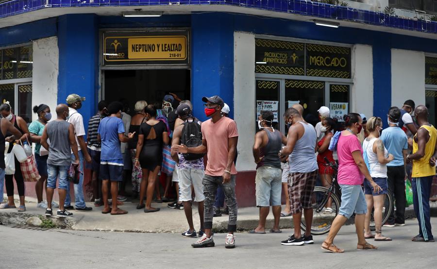Los contagios no descienden en Cuba pese a las duras medidas en La Habana