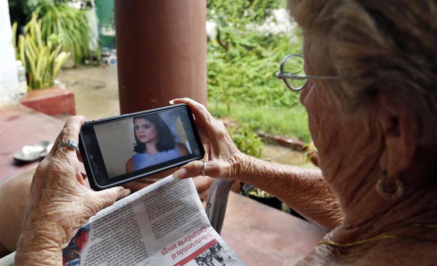 Una mujer observa la telenovela El rostro de los días