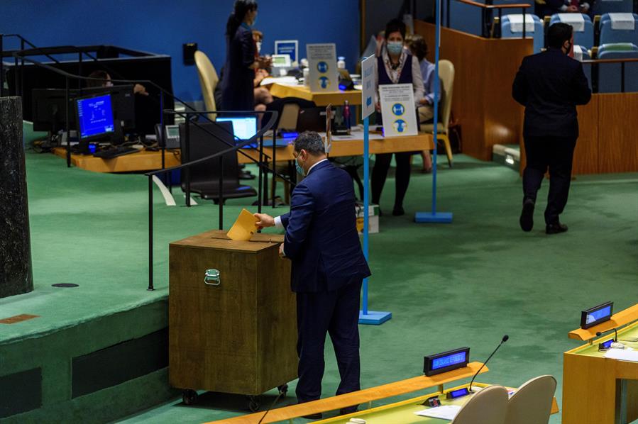Un delegado vota para la elección de los nuevos miembros del Consejo de Derechos Humanos