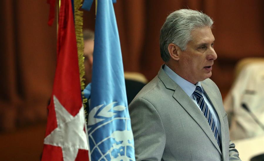 La Habana, 21 oct (EFE).- Apostar por la cooperación, la solidaridad y el multilateralismo es el mensaje de Cuba a los países de Latinoamérica y el Caribe al concluir su presidencia temporal de la Cepal, un periodo de dos años que finaliza en medio de una pandemia de consecuencias devastadoras para la economía regional. Cuba cierra su bienio al frente de la Comisión Económica para Latinoamérica y el Caribe (Cepal) con la impresión de que el trabajo fue "fructífero", afirmó a Efe el director de Organismos Económicos Internacionales del Ministerio cubano del Comercio Exterior (Mincex), Carlos Fidel Martín. En este periodo se encararon "grandes retos" centrados en que los países de la región avancen en la Agenda 2030 y los Objetivos de Desarrollo Sostenible (ODS) de Naciones Unidas, y también se trabajó en priorizar al Caribe y fortalecer la cooperación Sur-Sur, señaló Martín. El país caribeño pasará el relevo a Costa Rica a finales de mes dentro del 38 Periodo de Sesiones del organismo, el foro más importante de la Cepal, que por primera vez en la historia tendrá formato virtual por la crisis sanitaria. RESILIENCIA FRENTE A SANCIONES Precisamente en el contexto de la pandemia del coronavirus, que está golpeando las economías latinoamericanas, Cuba pidió a los países que conforman la Cepal "resiliencia", a partir de su experiencia tras más de seis décadas sometida a un embargo financiero de Estados Unidos. "El mensaje para nosotros siempre ha sido muy claro, la resiliencia nosotros llevamos sesenta años creándola", subrayó el responsable del Mincex. Martín recordó que el presidente cubano, Miguel Díaz-Canel, ha reiterado en foros multilaterales la necesidad de "avanzar y fortalecer la cooperación, la solidaridad, la complementación y el multilateralismo". "Si todos los países de la región cumplimos con estos principios y los hacemos de verdad efectivos, la pandemia, o en el caso de nosotros el bloqueo (embargo), todo eso pasará y nos haremos resilientes, y cumpliremos con las metas, con los indicadores y con lo que nos hemos establecido en la Agenda 2030", sostuvo. LA MAYOR RECESIÓN EN UN SIGLO La Cepal estima que a consecuencia de la pandemia, el Producto Interno Bruto (PIB) de la región caerá un 9,1 % en 2020, la mayor recesión en un siglo y un retroceso de una década. El organismo de la ONU prevé el cierre de 2,7 millones de empresas y que el desempleo alcance a 44 millones de personas, según su último informe, "Estudio Económico de América Latina y el Caribe 2020. Principales condicionantes de las políticas fiscal y monetaria en la era pospandemia de la covid-19". Con este escenario, el funcionario cubano reconoció que la región atraviesa un "momento bastante difícil" que hace improbable alcanzar el nivel de cumplimiento de los ODS que se preveía antes de la irrupción del coronavirus. Sin embargo, apuntó, tanto su país como la Cepal tienen la voluntad de seguir buscando caminos que permitan "reducir la desigualdad". Entre los aspectos que marcaron la presidencia pro témpore de Cuba figura la iniciativa "Caribbean first" (El Caribe, primero), enfocada en dar prioridad a las necesidades de esa región en los debates e intercambios de buenas prácticas a nivel regional. Martín recordó que el Caribe es especialmente vulnerable a los efectos del cambio climático y sus países golpeados año tras año por huracanes y otros desastres que dificultan su avance económico, lastrado también por el alto volumen de deuda externa. Otro hito, a su juicio, fue la presencia en La Habana del secretario general de la ONU, Antonio Guterres, durante la apertura del 37 Periodo de Sesiones del organismo en 2018. La isla apoyó, organizó o participó en estos dos años en numerosos foros multilaterales entre los que destacó, en marzo de 2019, la II Conferencia de Alto Nivel de las Naciones Unidas para la Cooperación Sur-Sur, a la que Cuba asistió en nombre de los países de América Latina y el Caribe. Allí, la representación cubana llamó a los países desarrollados a cumplir con sus compromisos internacionales en materia de financiación para el desarrollo y se expusieron los aportes y experiencias del país caribeño en la cooperación Sur-Sur y triangular, con hincapié en la salud, el medioambiente y la educación. SIN CONDICIONAMIENTOS Sobre la posibilidad de incorporarse a otros organismos económicos internacionales a partir de su experiencia positiva en el seno de la Cepal, de la que Cuba es miembro fundador, Carlos Fidel Martín respondió que su país es "multilateralista por vocación" y forma parte de "los organismos internacionales donde no se nos ponen condicionamientos para ser miembros". La isla no pertenece a entidades como el Banco Interamericano de Desarrollo (BID), el Fondo Monetario Internacional (FMI) o el Banco Mundial, que por tanto tampoco auditan la economía cubana ni conceden préstamos al país. "Somos miembros plenos de la Organización Mundial del Comercio, donde constantemente abogamos por el tema del multilateralismo, por que los subsidios a la agricultura cesen porque eso distorsiona el comercio de nuestros países, por que se cumpla con la agenda para el desarrollo de (la Ronda de) Doha (...)", refirió. La Ronda de Doha, cuya primera conferencia se celebró en la ciudad homónima de Catar en 2001, es un foro de negociación promovido por la OMC para la liberalización del comercio mundial y la mejora del comercio de los países en desarrollo mediante la reducción de aranceles y subsidios en el sector agrario. Según el funcionario cubano, en "tiempos de pandemia como estos", objetivos como los trazados en Doha "serán los únicos que nos permitirán poder resistir esta situación".