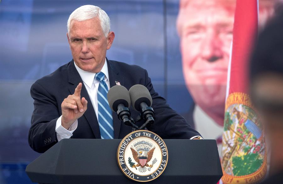 Mike Pence habla durante el evento Make America Great Again en el Cuban Memorial Monument