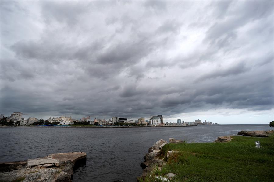 La Habana, 6 nov (EFE).- Cuba decretó en la tarde de este viernes la fase de alerta ciclónica para seis territorios del centro y occidente de la isla, ante la amenaza de la depresión tropical Eta, que de acuerdo a los pronósticos impactará con sus intensas lluvias al país caribeño este fin de semana. El Estado Mayor Nacional de la Defensa Civil activó la segunda de las cuatro etapas previstas ante estos fenómenos meteorológicos para las provincias de Matanzas, Cienfuegos, Villa Clara, Sancti Spíritus, Ciego de Ávila y el municipio especial Isla de la Juventud, situado al suroeste de Cuba. En la fase informativa se encuentran las provincias de Camagüey (centro-este), y las orientales Las Tunas, Holguín, Granma, Granma, Santiago de Cuba y Guantánamo. El protocolo de la Defensa Civil cubana establece las etapas informativa, de alerta, alarma y recuperativa antes, durante y tras el paso de una tormenta. La más reciente nota emitida por el centro de pronósticos del Instituto de Meteorología (Insmet) del país caribeño advierte que Eta ganará en organización en las próximas horas y prevé que en su aproximación a los mares al sur de Cuba, se incrementarán las lluvias fuertes e intensas en gran parte del archipiélago. Eta, la tormenta con nombre número 29 en esta activa temporada ciclónica en la cuenca atlántica, se desplaza a 13 kilómetros por hora por el mar Caribe en dirección norte-noreste, de momento como depresión tropical, y para la tarde del sábado podría situarse por debajo de la costa sur-central de Cuba ya reorganizada como tormenta, según el Instituto Cubano de Meteorología (Insmet). Los modelos de pronósticos aún no permiten precisar la trayectoria exacta de Eta, que se reorganiza sobre las cálidas aguas del mar Caribe y mantiene en su cono de probabilidades atravesar la región central u occidental de Cuba, aproximadamente entre sábado y domingo. Este sistema, que impactó el martes a Nicaragua como un poderoso huracán y luego pasó por Honduras, ha provocado daños devastadores en Centroamérica, con miles de damnificados y al menos 150 solo en Guatemala, según estimaciones iniciales. "Hasta el momento lo más significativo es la extensa área de nublados y lluvias asociadas a este organismo ciclónico que afectarán al territorio nacional", ha señalado la Defensa Civil cubana. La nota exhorta a la población a mantenerse atenta a las informaciones del Instituto de Meteorología y la Defensa Civil "y cumplir disciplinadamente las medidas que indiquen las autoridades locales". También insta a todas las instituciones y organismos estatales a "apreciar la situación particular y cumplir las medidas previstas en sus respectivos planes de reducción del riesgo de desastres con racionalidad, así como las acciones del Plan de prevención y control del nuevo coronavirus". Las tres provincias más afectadas en este momento por los rebrotes del virus -Pinar del Río, Ciego de Ávila y Sancti Spiritus- se encuentran entre las áreas en alerta. De acuerdo al Insmet, Eta se aproximará el fin de semana al sur del occidente y centro de Cuba, incrementando las lluvias en gran parte del archipiélago, que pueden ser fuertes e intensas, incluso en zonas alejadas del centro. El último parte advierte de que desde la noche del sábado podrían ocurrir vientos con fuerza de tormenta tropical en las regiones occidental y central, con marejadas e inundaciones costeras en ambos litorales de la isla. El protocolo cubano establece las etapas informativa, de alerta, alarma y recuperativa antes, durante y tras el paso de una tormenta. La primera fase sirve a los territorios para afinar los planes de contención que luego se activarán a toda marcha en la segunda. A finales de agosto, la tormenta tropical Laura recorrió de este a oeste la costa sur del país afectando a todo su territorio, donde causó daños en casi 14.200 hectáreas de cultivos aunque sin dejar víctimas. Ya en octubre, el huracán Delta obligó a evacuar a unas 14.000 personas en el oeste del país, aunque esta tormenta no llegó a tocar tierra en el país caribeño ni causó daños de importancia. La última ocasión en que un huracán de grandes dimensiones afectó a Cuba fue en 2017, cuando el Irma recorrió la costa norte de la isla de oriente a occidente dejando 10 muertos y pérdidas materiales cuantificadas en 13.185 millones de dólares en viviendas, infraestructuras y en los sectores agrícola y ganadero, según datos oficiales.