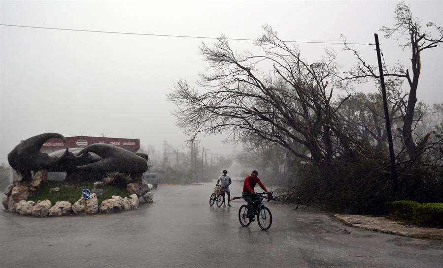Eta deja atrás Cuba y enfila Florida, a donde llegará como huracán