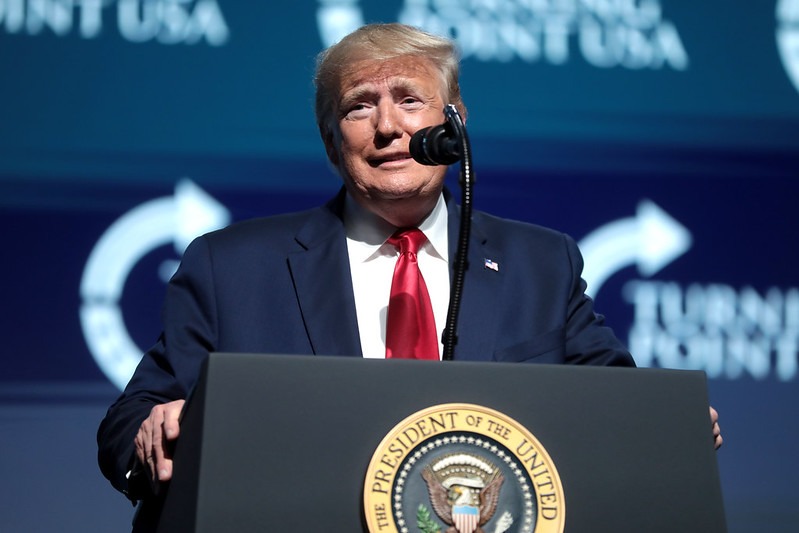 Donald Trump firmó paquete de estímulo por la pandemia