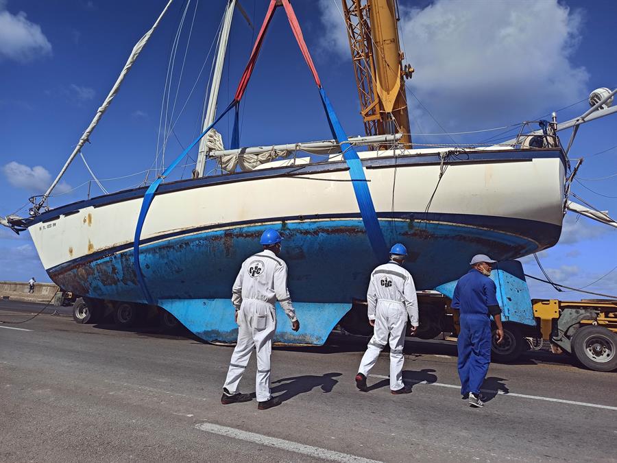 Rescatan un velero estadounidense encallado frente al Malecón de La Habana