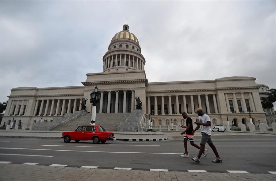 Descienden los casos diarios de COVID-19 en Cuba tras semana récord